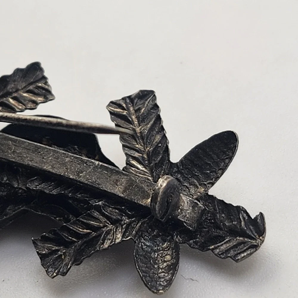 Vintage Silver‎ Tone Hunting Dog Brooch With Pine Cones